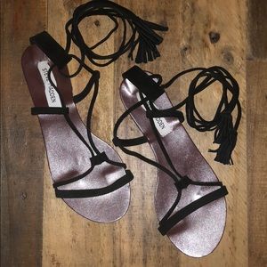 Steve Madden Size 8 Strappy Fringe Sandal